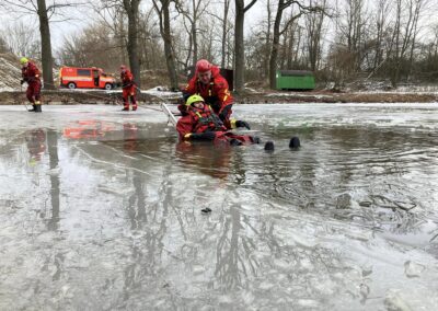 Záchrana osoby ze zamrzlé vodní hladiny - propadlý bruslař