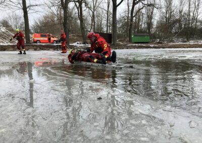 Záchrana osoby ze zamrzlé vodní hladiny - propadlý bruslař