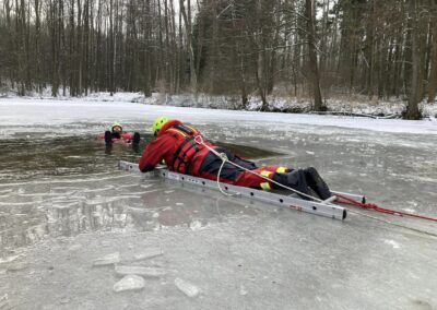 Záchrana osoby ze zamrzlé vodní hladiny - propadlý bruslař