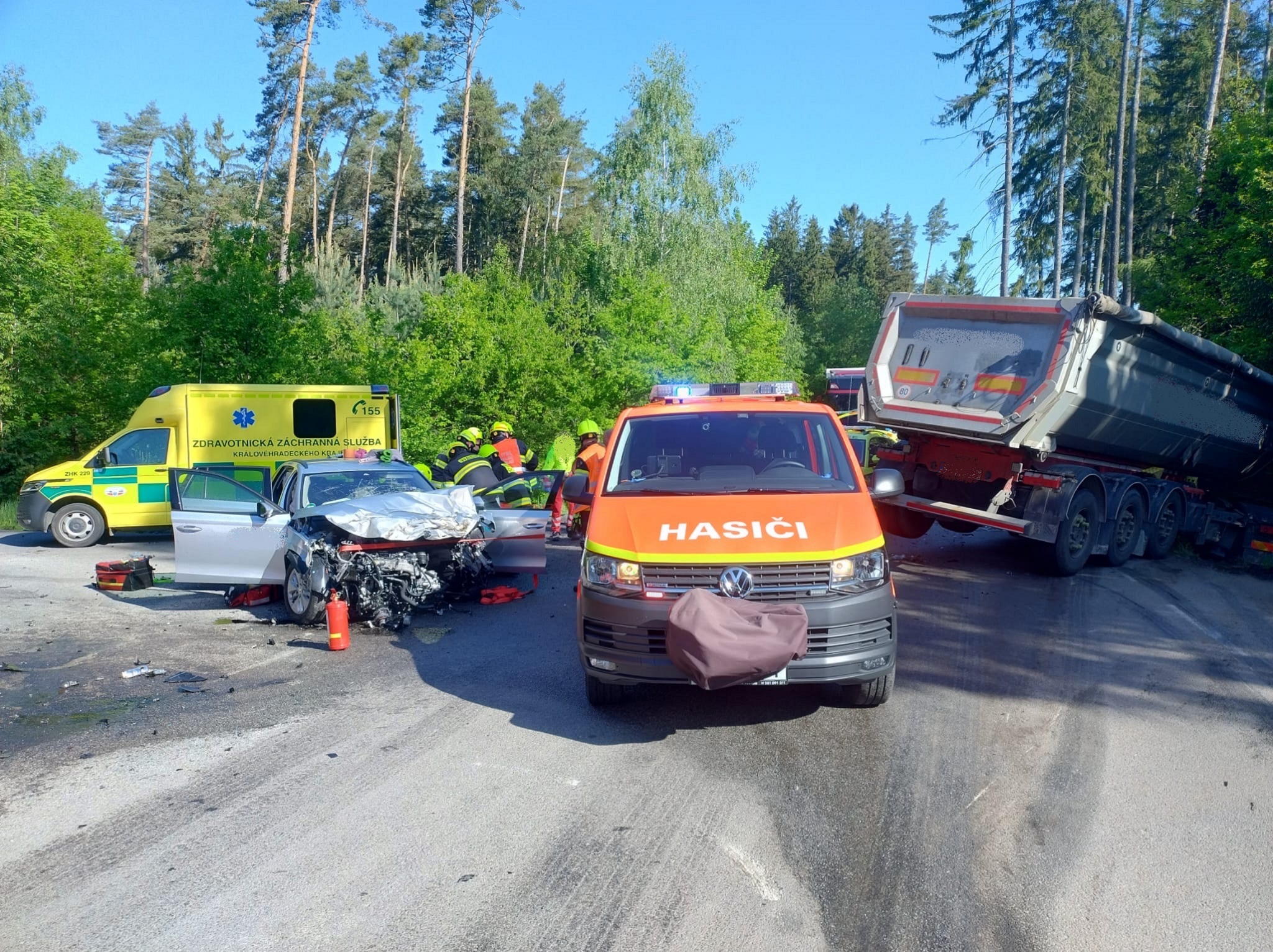 Dopravní nehoda osobního a nákladního vozidla